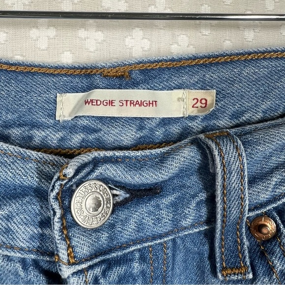 Levi’s Premium Light Wash Wedgie Straight High Rise Jeans - Picture 3 of 7